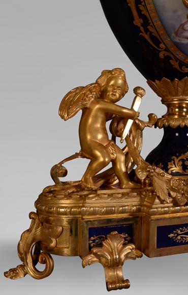 Pendule de style Napoléon III, en porcelaine bleu nuit de Sèvres et bronze doré-4