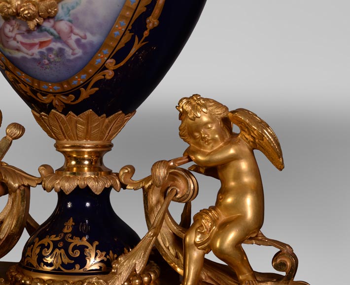Pendule de style Napoléon III, en porcelaine bleu nuit de Sèvres et bronze doré-5