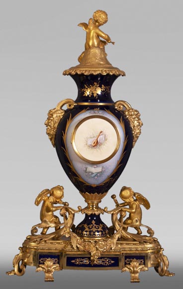 Pendule de style Napoléon III, en porcelaine bleu nuit de Sèvres et bronze doré-7