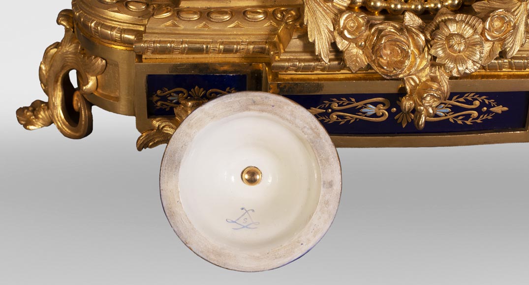 Pendule de style Napoléon III, en porcelaine bleu nuit de Sèvres et bronze doré-9