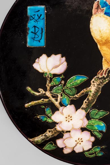 MANUFACTURE JULES VIEILLARD & CIE - Plat en céramique émaillée à décor cloisonné d'un perroquet-2
