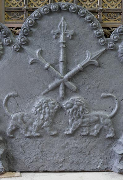 Plaque de cheminée ancienne aux lions affrontés et aux pots à feu, XVIIème siècle-1