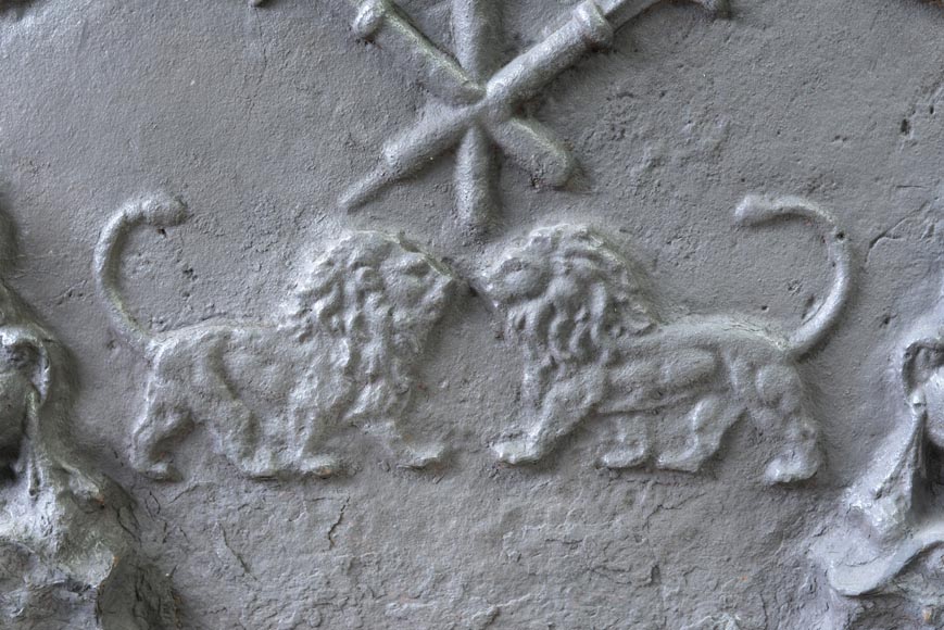 Plaque de cheminée ancienne aux lions affrontés et aux pots à feu, XVIIème siècle-2