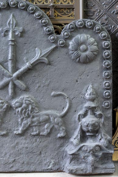 Plaque de cheminée ancienne aux lions affrontés et aux pots à feu, XVIIème siècle-4