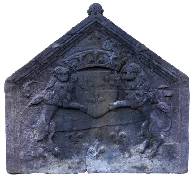 Plaque de cheminée ancienne aux armes de France et aux lions, XVIIème siècle-0