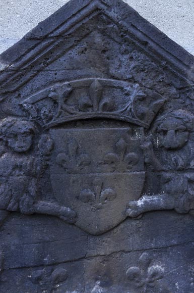 Plaque de cheminée ancienne aux armes de France et aux lions, XVIIème siècle-1