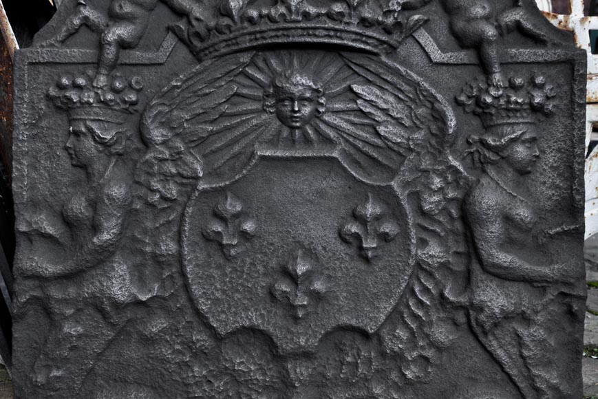 Plaque de cheminée ancienne aux armes de France et au riche décor avec Cupidons, XVIIème siècle-1