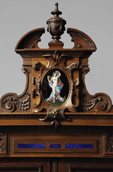 Cabinet à deux corps, de style Néo-Renaissance, en noyer sculpté avec incrustations d'émail et de lapis-lazuli-1