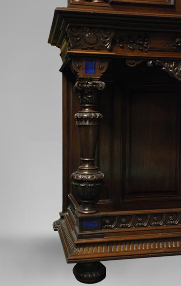 Cabinet à deux corps, de style Néo-Renaissance, en noyer sculpté avec incrustations d'émail et de lapis-lazuli-4