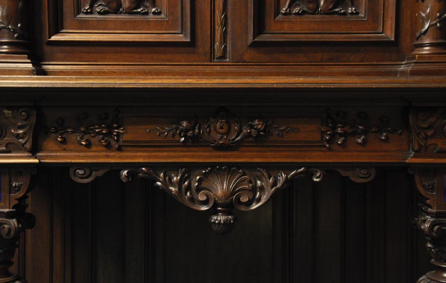 Cabinet à deux corps, de style Néo-Renaissance, en noyer sculpté avec incrustations d'émail et de lapis-lazuli-5