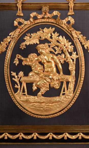 Beau pare-étincelles ancien en bronze doré de style Napoléon III à décor de Satyresse et son enfant-1