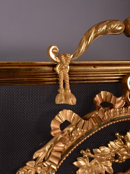 Beau pare-étincelles ancien en bronze doré de style Napoléon III à décor de Satyresse et son enfant-4