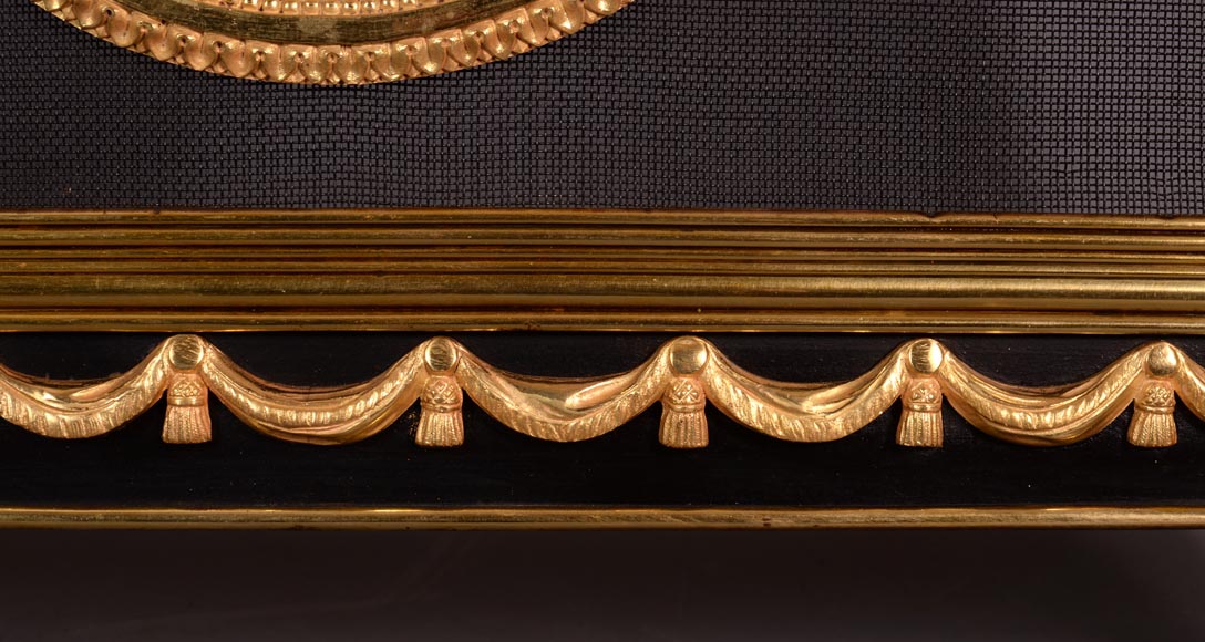 Beau pare-étincelles ancien en bronze doré de style Napoléon III à décor de Satyresse et son enfant-6