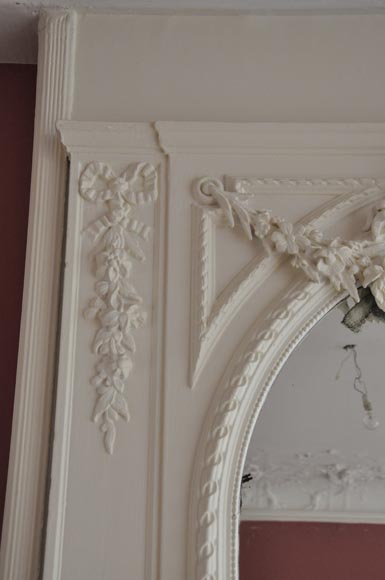 Trumeau ancien de style Louis XVI blanc aux guirlandes de fleurs et au noeud-5