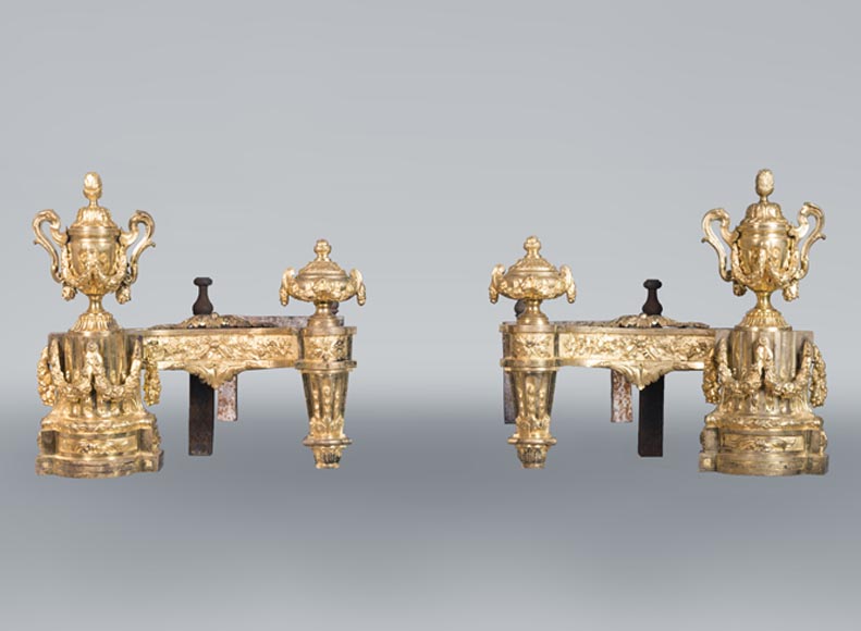 Belle paire de chenets anciens de style Louis XVI en bronze doré du XIXe siècle à décor de vases et de guirlandes de fleurs-0