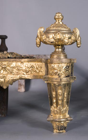 Belle paire de chenets anciens de style Louis XVI en bronze doré du XIXe siècle à décor de vases et de guirlandes de fleurs-4
