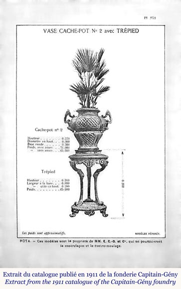 Fonderie Capitain-Gény, Vase cache pot en fonte à patine bronze sur trépied, vers 1892-1