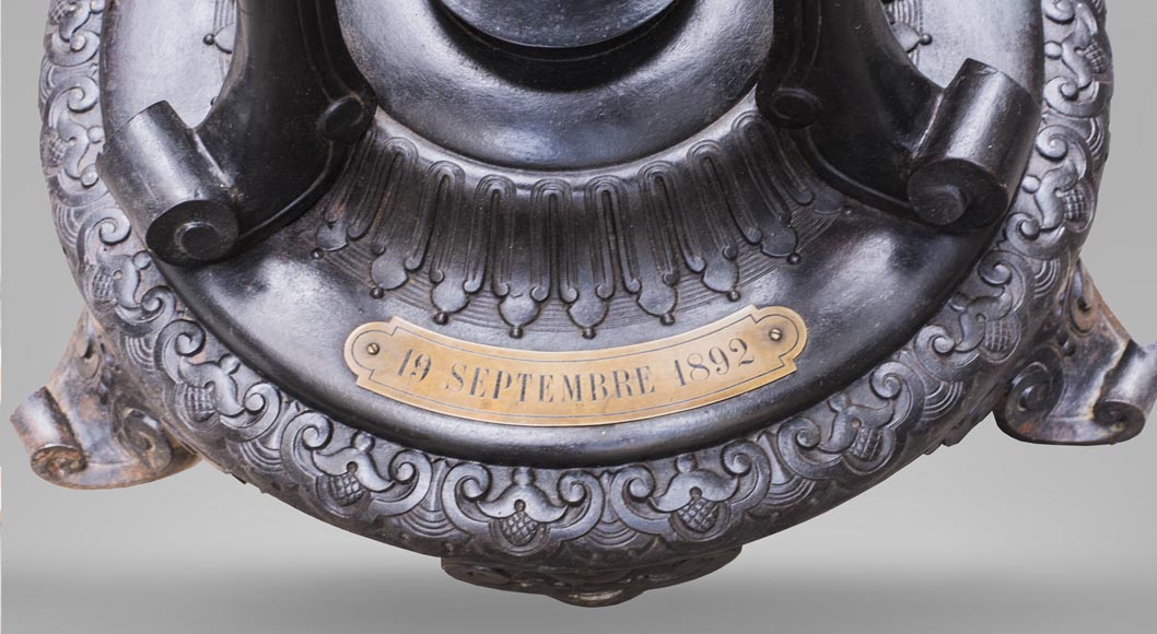 Fonderie Capitain-Gény, Vase cache pot en fonte à patine bronze sur trépied, vers 1892-8