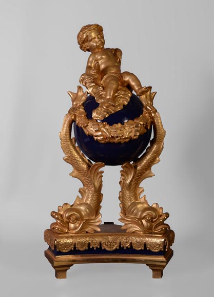 Exceptionnelle paire de chenets de style Napoléon III aux putti en bronze doré et en bronze laqué bleu-1