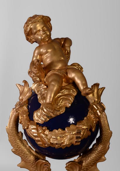 Exceptionnelle paire de chenets de style Napoléon III aux putti en bronze doré et en bronze laqué bleu-2