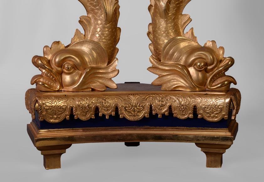Exceptionnelle paire de chenets de style Napoléon III aux putti en bronze doré et en bronze laqué bleu-4