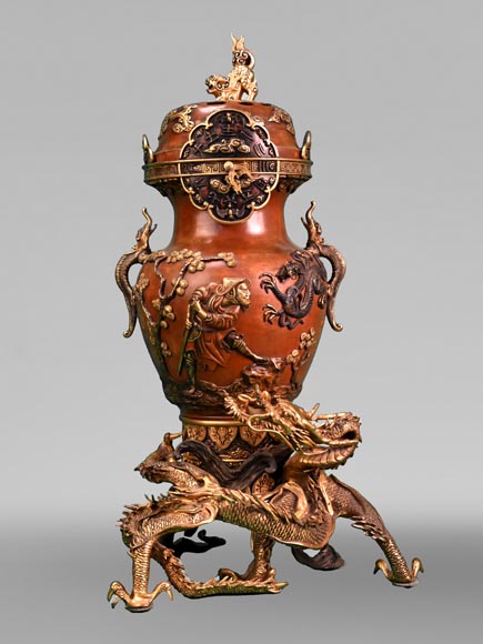 L'ESCALIER DE CRISTAL, Vase formant pendule à la monture au dragon, après 1885-0