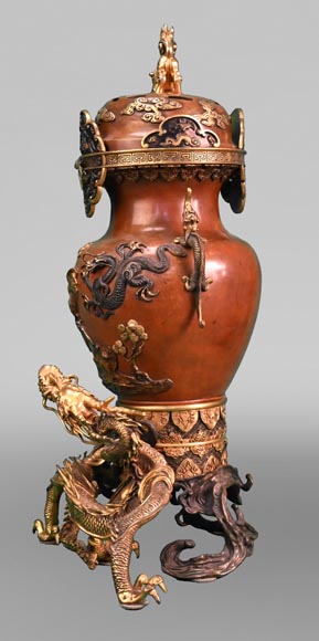 L'ESCALIER DE CRISTAL, Vase formant pendule à la monture au dragon, après 1885-1