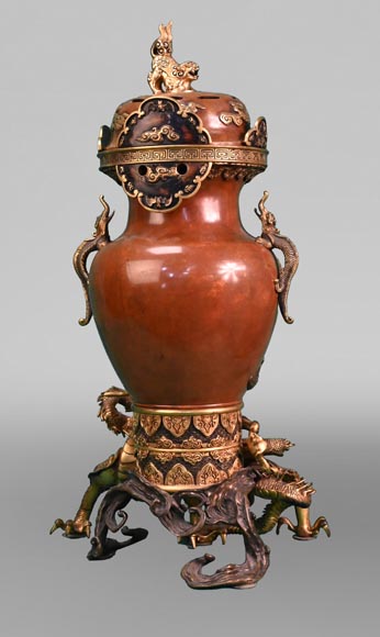 L'ESCALIER DE CRISTAL, Vase formant pendule à la monture au dragon, après 1885-2