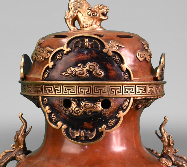 L'ESCALIER DE CRISTAL, Vase formant pendule à la monture au dragon, après 1885-4