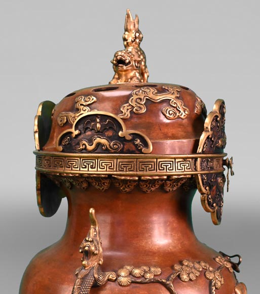 L'ESCALIER DE CRISTAL, Vase formant pendule à la monture au dragon, après 1885-5