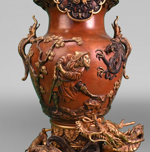 L'ESCALIER DE CRISTAL, Vase formant pendule à la monture au dragon, après 1885-6