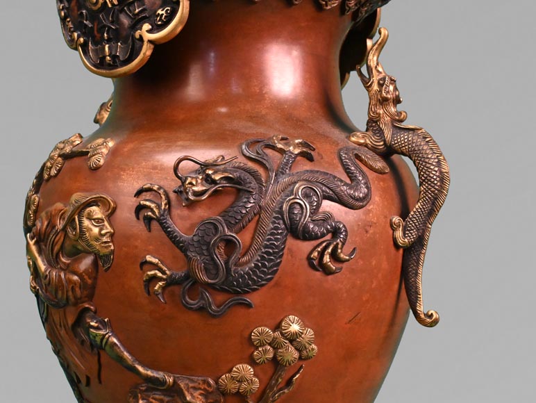 L'ESCALIER DE CRISTAL, Vase formant pendule à la monture au dragon, après 1885-7