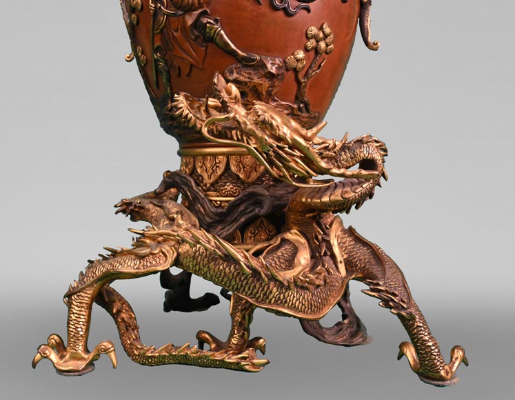 L'ESCALIER DE CRISTAL, Vase formant pendule à la monture au dragon, après 1885-9