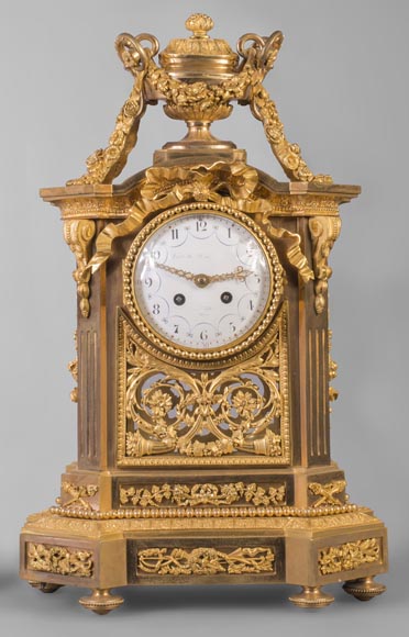 Pendule de style Napoléon III en bronze doré à décor perlé-0