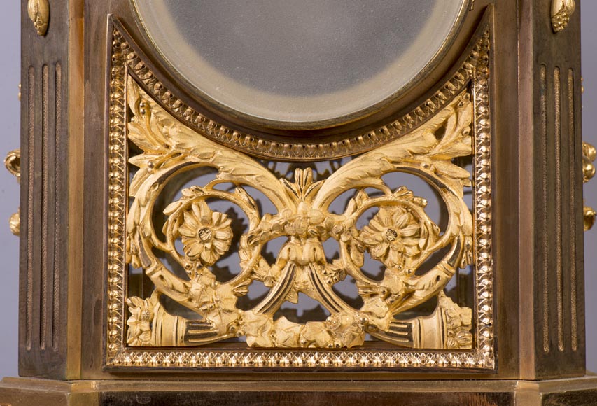 Pendule de style Napoléon III en bronze doré à décor perlé-5
