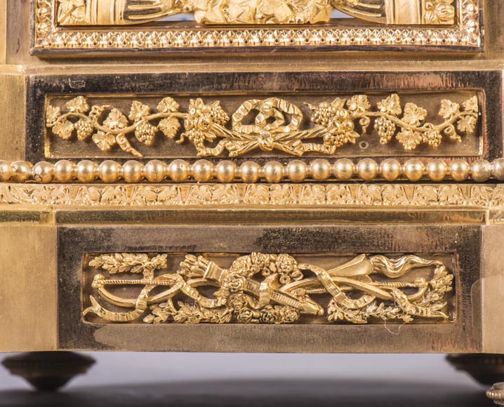 Pendule de style Napoléon III en bronze doré à décor perlé-6