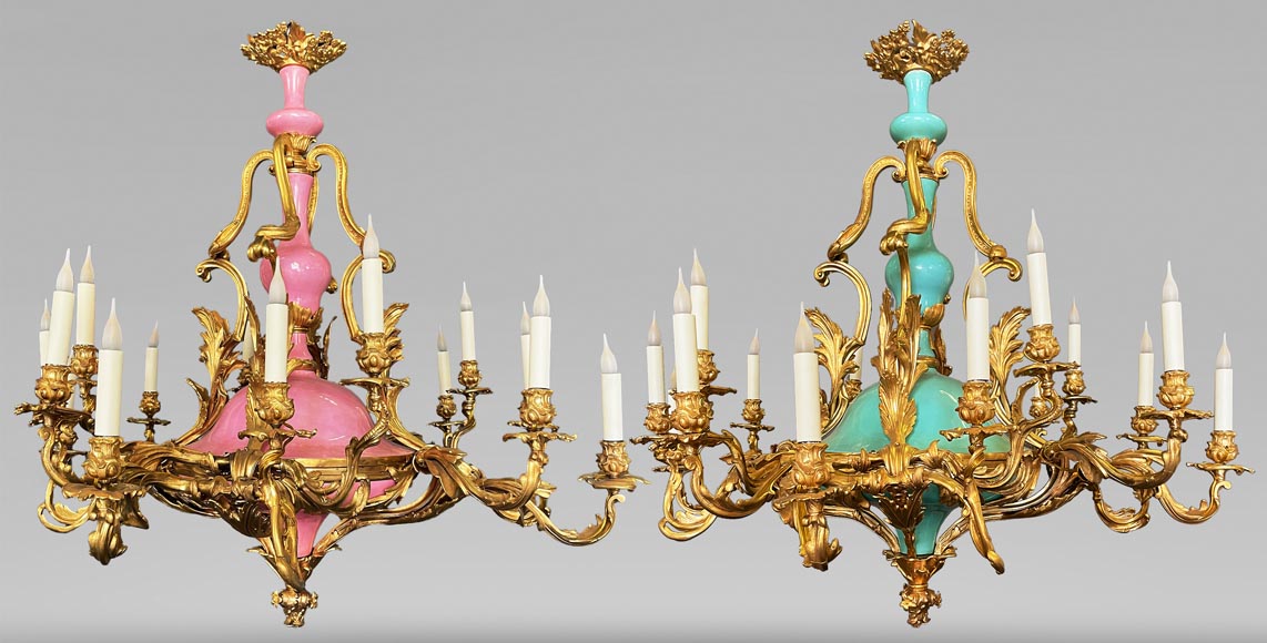 Paire de lustre datant du règne de Napoléon III en bronze doré et en porcelaine bleue et rose-0