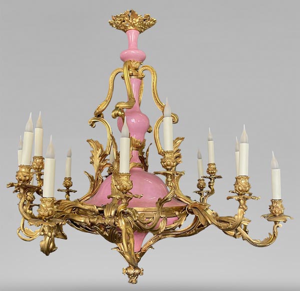 Paire de lustre datant du règne de Napoléon III en bronze doré et en porcelaine bleue et rose-1