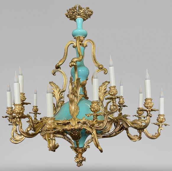 Paire de lustre datant du règne de Napoléon III en bronze doré et en porcelaine bleue et rose-7
