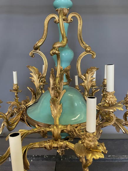 Paire de lustre datant du règne de Napoléon III en bronze doré et en porcelaine bleue et rose-8