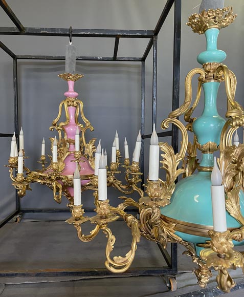 Paire de lustre datant du règne de Napoléon III en bronze doré et en porcelaine bleue et rose-11
