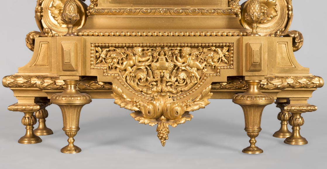 Pendule de style Louis XVI, en bronze doré-1