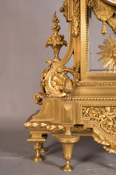Pendule de style Louis XVI, en bronze doré-2