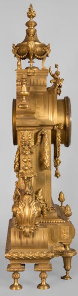 Pendule de style Louis XVI, en bronze doré-4