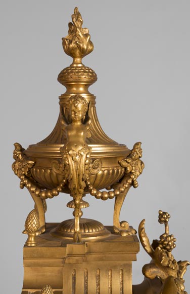 Pendule de style Louis XVI, en bronze doré-6