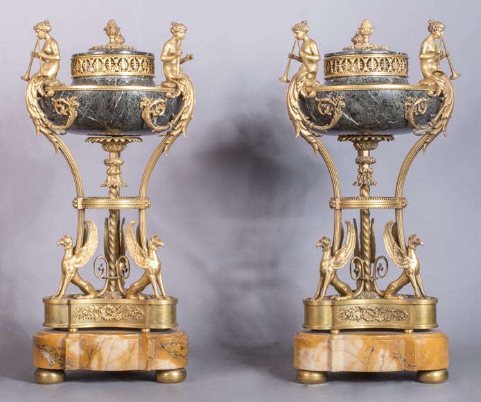 Paire de cassolettes aux souffleurs et aux griffons, de style Napoléon III, en marbre Vert de Mer, Jaune de Sienne et bronze doré-0