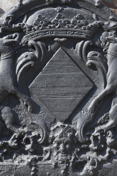 Belle plaque de cheminée ancienne aux armes de Pénancoët de Kéroualle-3