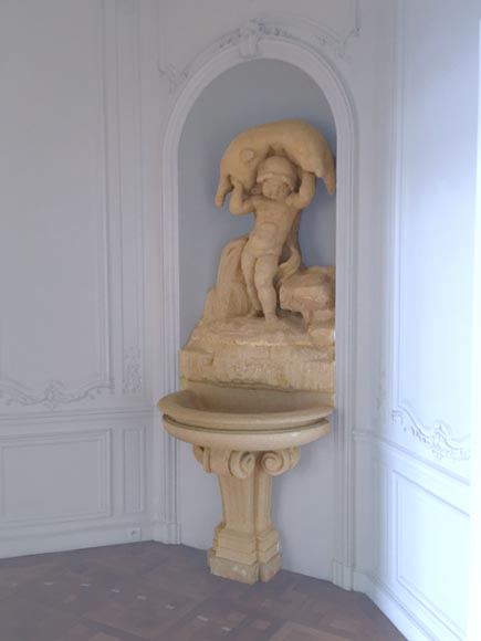 Belle fontaine d’intérieur néoclassique en pierre représentant Hercules enfant-4