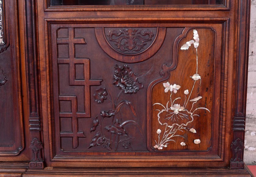 Petite armoire japonisante asymétrique à décor de vase fleuri suspendu et incrustations de nacre-13