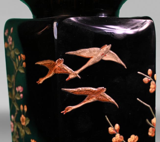 BACCARAT, Paire de vases au décor japonisant d’arbres en fleur et d’oiseaux, vers 1880-3